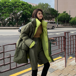 抹茶绿羽绒服女
