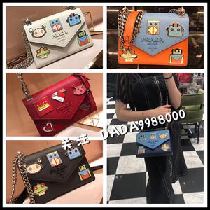 prada/普拉达 卡通机器人链条包 徽章十字纹金属单肩斜挎女包