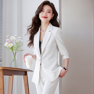 白色工作服套装