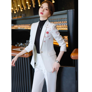 女西装伴娘