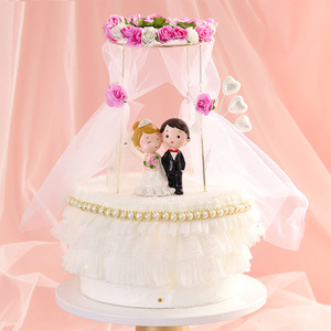 蛋糕装饰情侣男女穿婚纱公仔摆件浪漫铁艺花环插件立体白色花架子