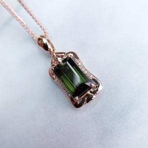 八通宝玉珠宝,百搭时尚款天然绿碧玺吊坠2.5ct,18k配钻石镶嵌