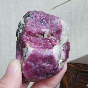 非洲矿区开采贵重红宝石红宝石刚玉裸石天然原料原矿原石毛料