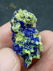 东川砷铜钙石共生球状蓝铜矿和水晶稀有矿物标本天然原石矿物收藏