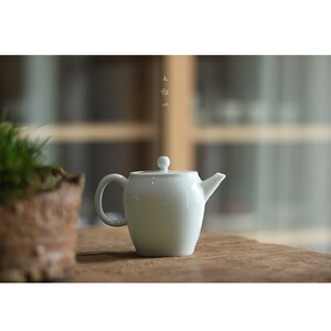 七弦上 李小山手作 草木灰青白原矿釉雕刻包银水平壶 茶壶雅器