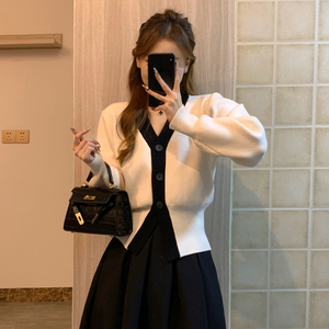 黑白撞色v领针织开衫外套女设计感别致上衣高级感小香风收腰毛衣