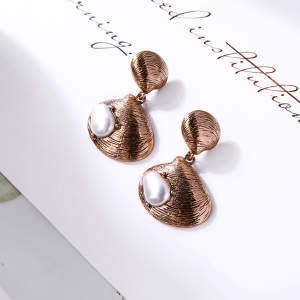 会动的耳钉珍珠