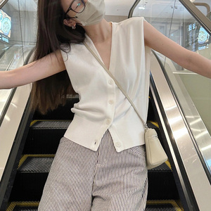 白色V领针织开衫马甲女夏季款韩系设计感独特别致单排扣无袖背心