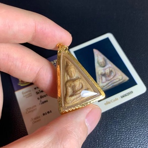 龙婆贵 女王佛 南帕亚 2521年 粉质 金壳带卡 泰国