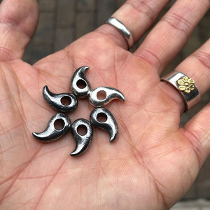 光岚 日本手工做旧950银勾玉型实心小号复古熔岩隔离珠吊坠