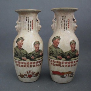 文革时期红色毛林双耳花瓶伟人像纪念收藏家展柜博古架怀旧老物件