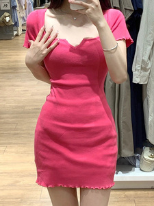 玫红色方领短袖针织连衣裙女夏季纯欲性感修身收腰短款包臀A字裙