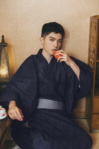 日本传统男士和服浴衣深蓝细纹浴场浴袍家居服角带木屐火花大会