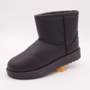 冬季2020新款防水皮面雪地靴女短筒ugg短靴保暖黑色加厚加绒棉鞋
