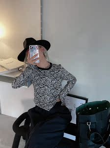 cccheung 12月1日上午10点 辣妹复古提花玫瑰花不对称修身打底衫