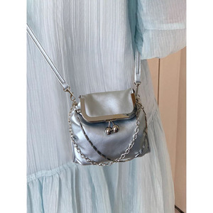 银色链条小包包女式2024新款夏天配裙子的高级感小众轻便斜挎小包