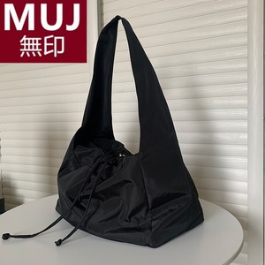 无印优品MUJ斜挎包黑色尼龙帆布包休闲酷慵懒包包女夏季大容量