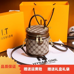奢侈品真皮圆筒包包女2024新款香港大牌复古仿字母印花手提水桶包