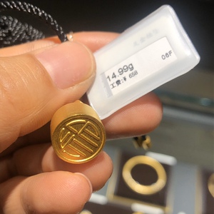 周大福传承系列福字印章足金吊坠古法黄金  计价 国内代购