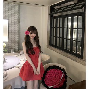 法式甜美风玫瑰色吊带连衣裙女夏季设计感小众气质露背性感短裙子