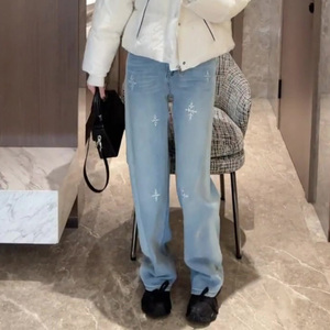 欧货白色雪花设计感牛仔裤女2023年冬装新款加绒加厚浅蓝色直筒裤
