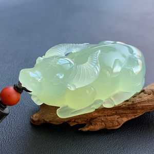 岫玉手把件牛转乾坤玉石手玩件天然岫岩玉立体牛气冲天卧牛把玩件