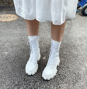 小池在首尔2023春夏新款圆头松糕底绑带拉链个性中筒机车骑士女靴