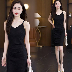 黑色吊带连衣裙子女2024年夏季新款高级感洋气收腰显瘦性感小黑裙