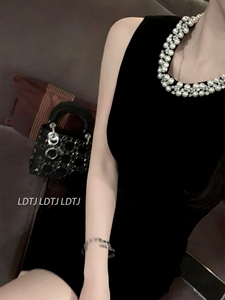 LDTJ高定 春夏新miu法式高奢手工珍珠领收腰显瘦丝绒小黑连衣裙女