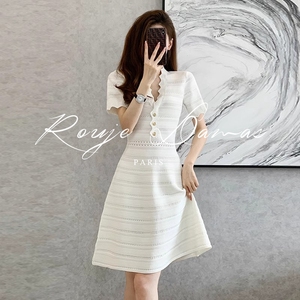 Rouje Damas法式高级感名媛风白色冰丝针织连衣裙花瓣领显瘦裙子
