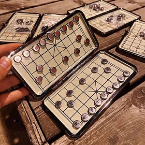 无聊了随时随地可以玩！便携式迷你型益智磁力吸铁石象棋折叠棋盘
