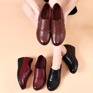 妈妈鞋真皮软底坡跟中老年40-50岁皮鞋女士单鞋防滑2021早秋新款