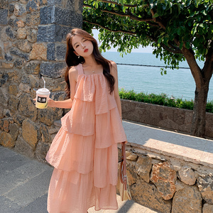 粉色温柔风吊带连衣裙女夏季2024新款韩系甜美减龄海边度假蛋糕裙