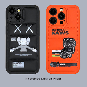 潮牌kaws公仔适用苹果15promax手机壳13个性秋冬款羽绒服iphone14pro