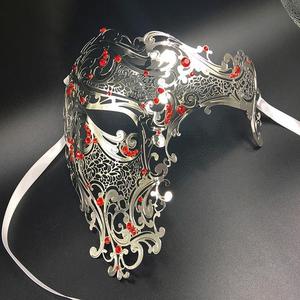 半脸面具男右半脸