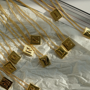 laraine yin 欧美简约字母项链 方形块包金项链锁骨链女