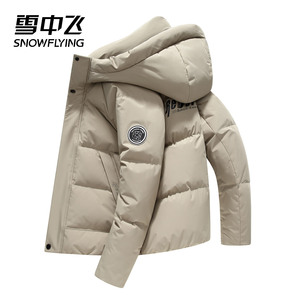 雪中飞羽绒服男