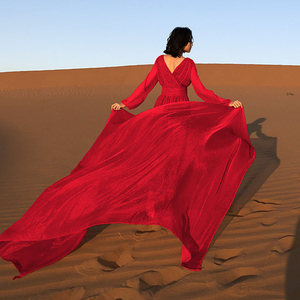茶卡盐湖红裙子照片图片