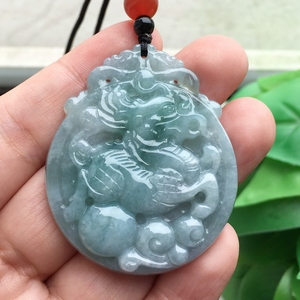 玉麒麟吊坠翡翠