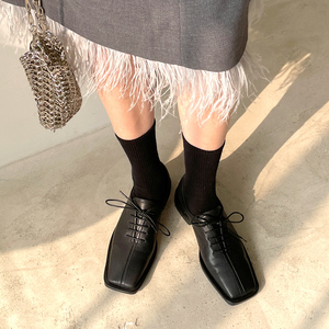 穿黑皮鞋配的袜子