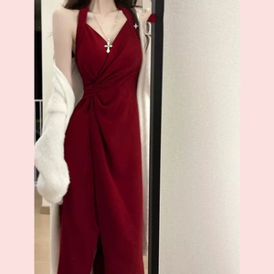 红裙子秋冬两件套装2022中长款防羊羔绒+感法式红色吊带连衣裙