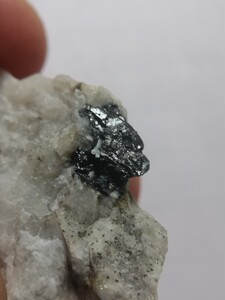 硅铍钇矿挪威产稀有矿物原石标本晶体宝石之国