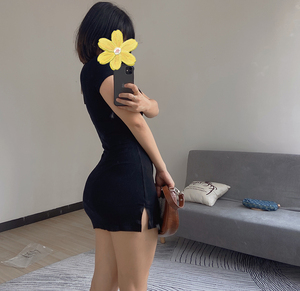 你伍老板娘 纯色高弹力小心机开叉超短连衣裙v领扣子短袖小裙子
