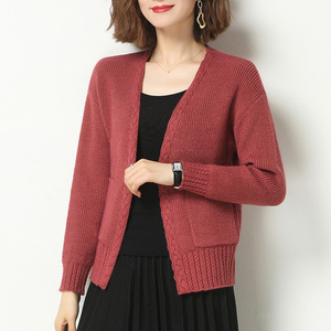 中年妈妈小款针织开衫女春秋新款洋气小外搭披肩短款毛衣外套高贵
