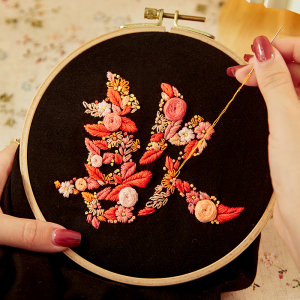 阿卡手工刺绣diy汉字情侣衣服自绣字母姓氏短袖t恤材料包送男友