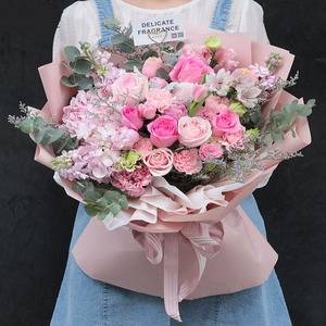 手捧鲜花速递同城花店哈尔滨大庆齐齐哈尔佳木斯生日花康乃馨花束
