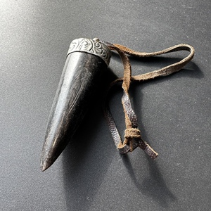 80古玩西藏传老牛角尖摆件独角把玩件高密度角雕文玩礼品装饰品摆设