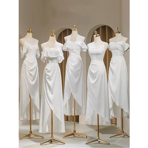 白色吊带伴娘服2024新款平时可穿姐妹团缎面高级感小众晨袍连衣裙