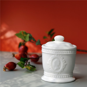 一鸿艺居陶瓷餐具瓷器白色浮雕小茶叶罐牙签棉签罐便携买满包邮