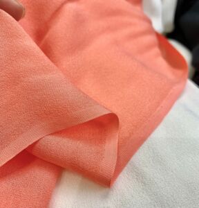 粉橘色真丝建宏绉布料 108宽 18姆米